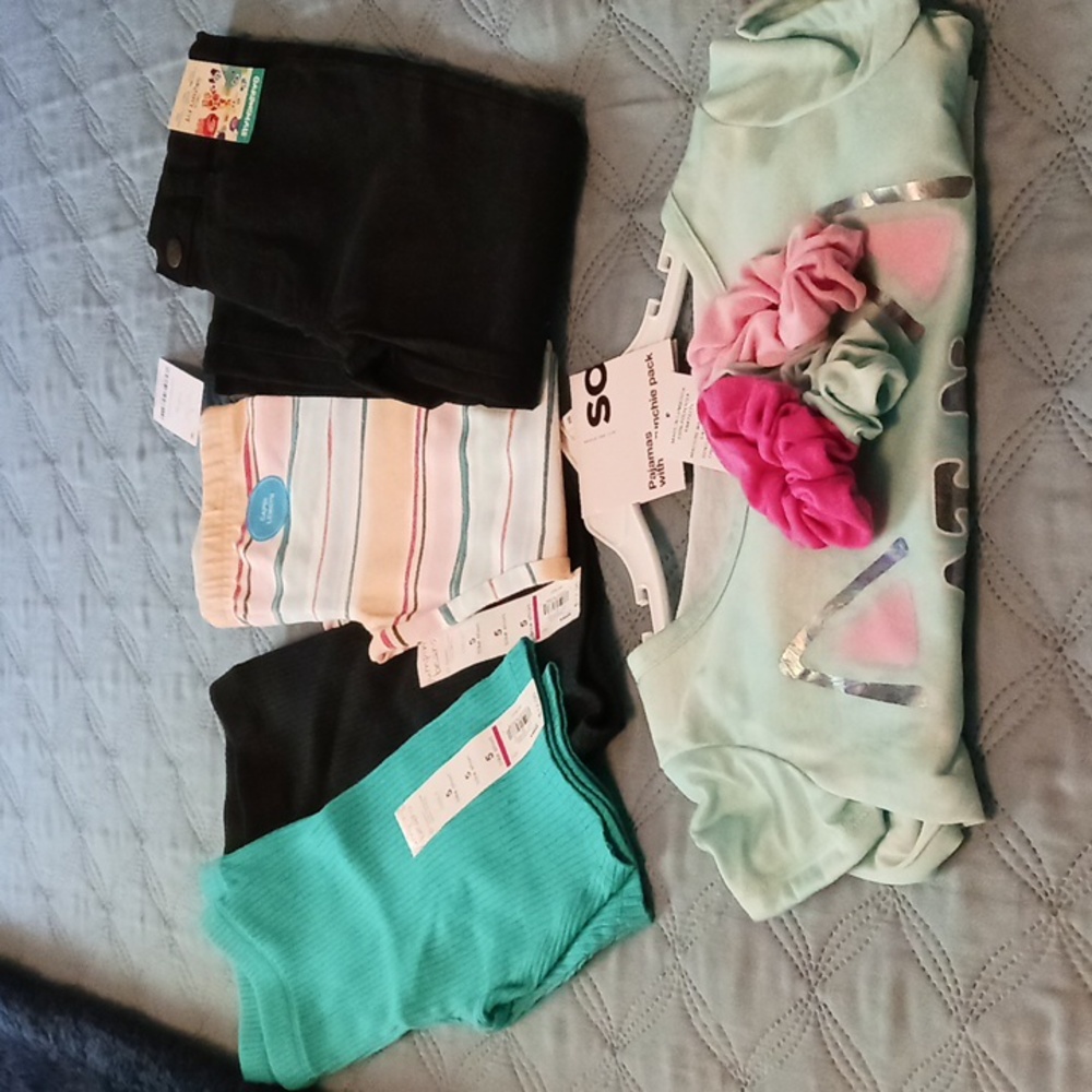 5 children's clothes, size 4/5, 2 shorts, 2 long pants, and a nightgown.